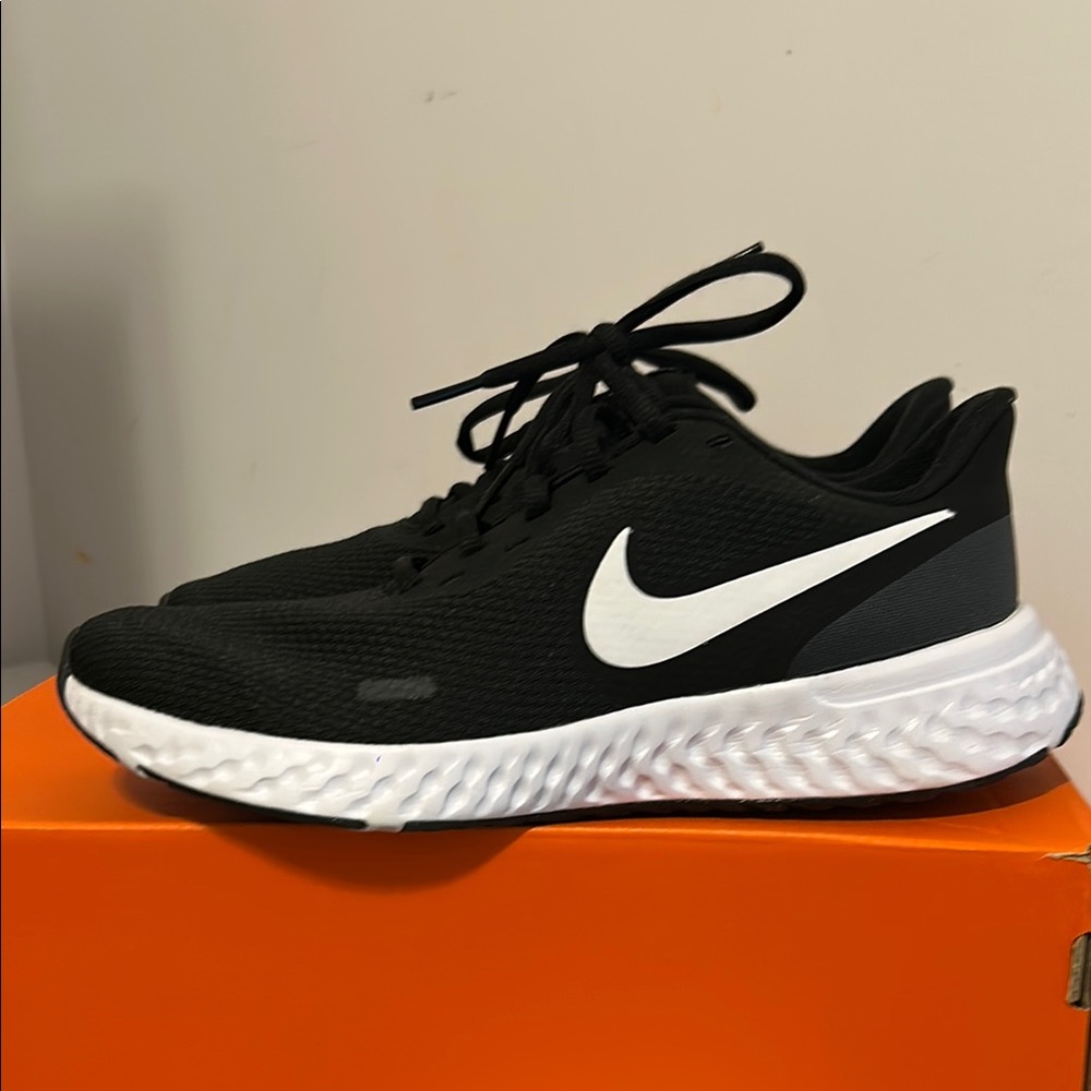 Nike Women's Revolution 5 Running Shoe, Black/White